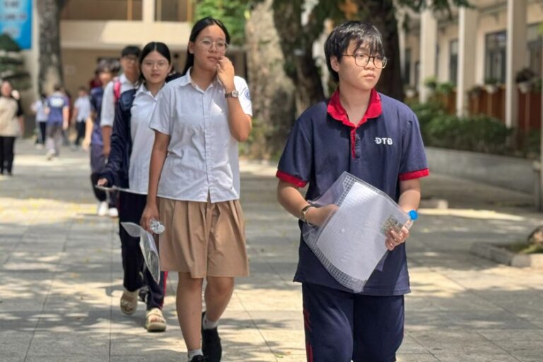 Thí sinh ra về sau khi hoàn thành môn thi đầu tiên - Ngữ văn. Ảnh: Báo PLVN