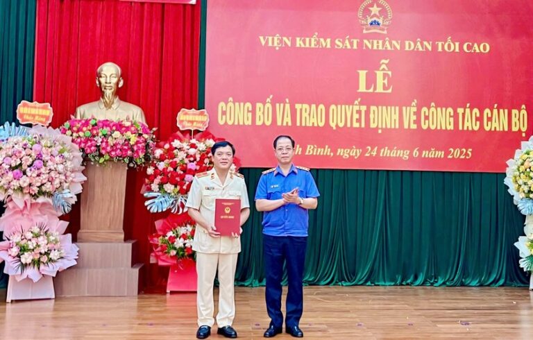 Tân Viện trưởng Viện Kiểm sát nhân dân tỉnh Ninh Bình Phạm Ngọc Cảnh (bên phải) nhận Quyết định bổ nhiệm. Ảnh: Báo PLVN