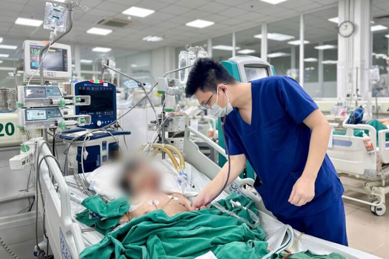 Bác sĩ thăm khám cho bệnh nhân. Ảnh: T.T